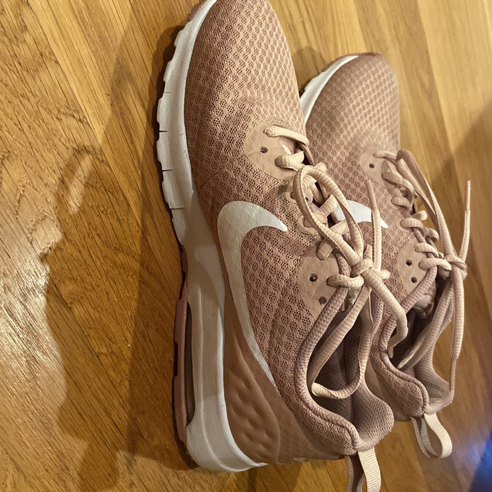 Women’s Nike - Picture 2 of 3
